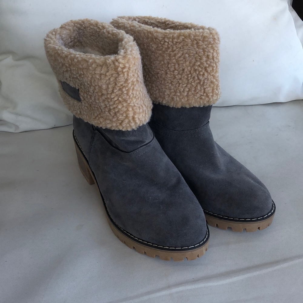 Gray suede boots with fur lining.